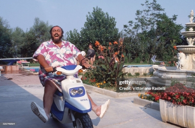 Luciano Pavarotti on a Yamaha MBK Booster